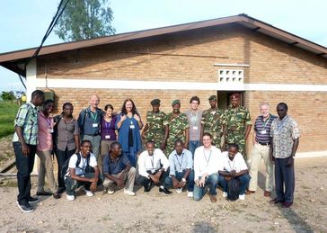Das Projektteam mit Wissenschaftler(inne)n der Universität Konstanz, der Universität Lumière und Militärpsychologen der burundischen Armee.
Quelle: Foto: Projektgruppe Burundi, Universität Konstanz (idw)