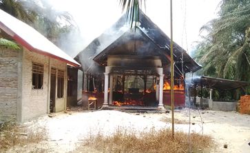 Brennende Kirche in Aceh Singkil, Indonesien, Oktober 2015. Bild: "obs/Open Doors Deutschland e.V."