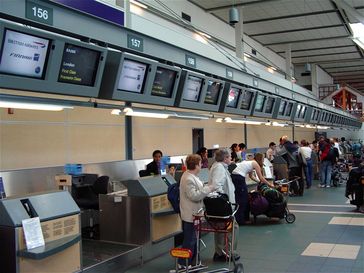 Passagierabfertigung am Flughafen (Symbolbild)