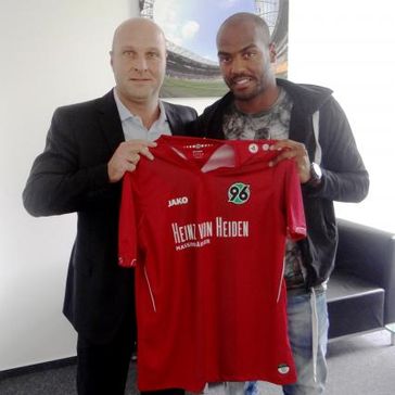 96-Sportdirektor Dirk Dufner mit Neuzugang Jimmy Briand (zuletzt Olympique Lyon). Bild: "obs/Hannover 96 GmbH & Co. KGaA"