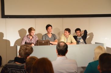 Y-Titty zusammen mit dem Musikproduzenten Emanuel Uch (zweiter von links) bei einem Vortrag in Köln (2013)