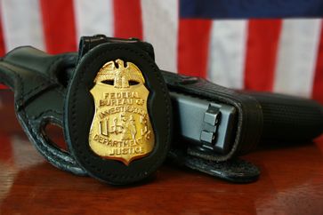 FBI-Dienstmarke und Glock-Dienstpistole