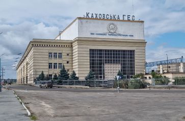 Archivbild: Die Einfahrt zum Wasserkraftwerk Kachowka, das von der russischen Armee kontrolliert wird, 8. August 2022. Bild: Sputnik