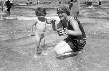 Mutter mit Kind im Sommer 1930. Das Gesetz ist sogar noch 8 Jahre älter...