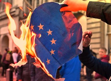 Hohe Strafen für die Zerstörung der Europafahne? Dabei ist die Europäische Union doch gar kein Staat?