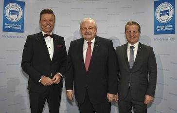 Jahrespressekonferenz 2019 zu wichtigen Branchenthemen mit Vizepräsident Wilhelm Hülsdonk, Präsident Jürgen Karpinski und Vizepräsident Thomas Peckruhn (v.l.). Bild: "obs/Zentralverband Deutsches Kraftfahrzeuggewerbe/ProMotor"