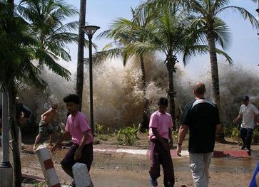 Auftreffen des Tsunamis an der Küste Thailands. Bild: David Rydevik / wikipedia.org