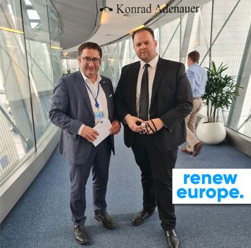 Engin Eroglu MdEP (Renew Europe, FREIE WÄHLER) und Tobias Gotthardt MdL (FREIE WÄHLER)  Bild: Engin Eroglu MdEP (Renew Europe Fraktion) Fotograf: FREIE WÄHLER Europa