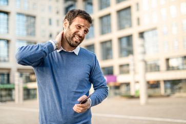 Körperhaltung: Schluss mit dem Smartphone-Nacken! / Bild: "obs/Wort & Bild Verlag - Gesundheitsmeldungen/istock_DjelicS"