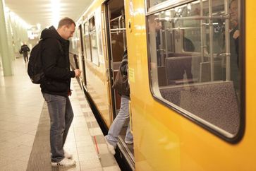 Mit einem Blindenstock orientiert sich der junge Mann auch in der U-Bahn.  Bild: ©DBSV/A.Friese