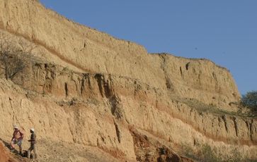 An steilen Abhängen, wie hier bei Mircea Voda, Dobrudscha, Rumänien, sind die aufeinander geschichte
Quelle: Foto: Lehrstuhl für Geomorphologie, Universität Bayreuth; zur Veröffentlichung frei. (idw)