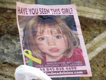 Plakat mit dem Bild von Madeleine McCann