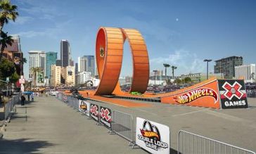 Die zwei Fahrer des Teams Hot Wheels[TM] hatten am Samstag, den 30. Juni 2012, allen Grund zu feiern: Bei den diesjährigen X Games in Los Angeles rasten sie gleichzeitig durch einen über 18m hohen vertikalen Doppellooping und stellten so einen Guinness Weltrekord auf.