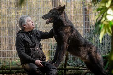 Christian mit seinem Wolfshund Ghandi  Bild: "obs/ZDF/Enrico Veerkamp"