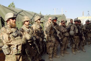 Bundeswehrsoldaten nehmen Aufstellung für ihren Einsatz in Maimana/Afghanistan. Bild: "obs/ZDF/Ashwin Raman"