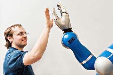 Dank Sensoren können kollaborative Roboter (Cobots) direkt mit Menschen interagieren.