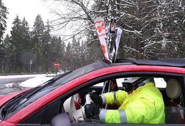 Wer im Alpenraum unterwegs ist, sollte im Winter Schneeketten mitnehmen. Foto: HUK-COBURG