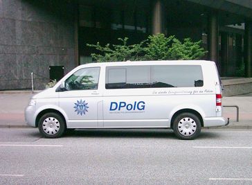 Ein Fahrzeug der Deutsche Polizeigewerkschaft im DBB (DPolG)