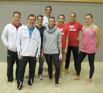 Bei den Untersuchungen am Olympisstützpunkt in Berlin (v. l.): Trainer Dr. Andreas Künkler, Prof. Dr. Stefan Künzell mit Dr. Anne Huber und Florian Schweikart(alle Universität Augsburg) sowie die Spielerinnen Katrin Holtwick (u. a. Olympiateilnehmerin, London 2012), Julia Großner, Victoria Bieneck und Anika Krebs.
Quelle: Foto: privat (idw)