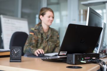 Eine Soldatin nutzt ihre mobile IT-Ausstattung. Bild: Bundeswehr Fotograf: Jonas Weber
