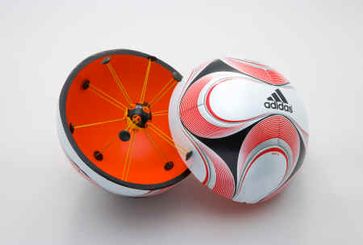 Der Adidas Teamgeist II Fußball mit einem intregierten Chip. Bild: wikipedia.org