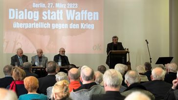 Vortragsredner Wolfgang Effenberger, ehemaliger Bundeswehr-Angehörige, Buchautor und Publizist (2023) Bild: RT