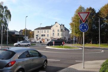 Kreisverkehre erleben in den letzten Jahrzehnten auch in Deutschland eine Renaissance. Das runde, blaue Verkehrszeichen mit den drei weißen Pfeilen und das Schild "Vorfahrt gewähren" kennzeichnen zusammen einen Kreisverkehr. Bild: "obs/TÜV Rheinland AG"