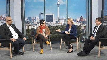 Die aktuelle Lage der Landwirtschaft diskutieren die Fachpolitiker Stephan Protschka (MdB, 1.v.l.), Sylvia Limmer (MdEP, 2.v.l.) und aus Sachsen-Anhalt Hannes Loth (MdL, rechts im Bild).