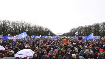 Objekt medialer Denunziation: Die deutsche Friedensbewegung, hier bei der Großkundgebung am 25. Februar 2023 in Berlin Bild: Gettyimages.ru / Abdulhamid Hosbas/Anadolu Agency