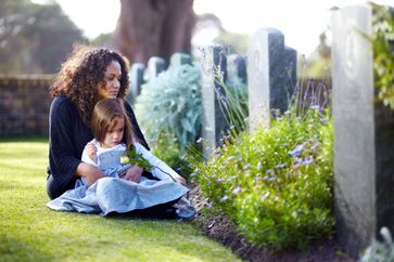 Erwachsene helfen trauernden Kindern mit emotionaler Verfügbarkeit Bild: "obs/Wort & Bild Verlag - Gesundheitsmeldungen/GettyImages_Urilux_E"