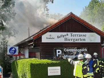 Gebäudebrand Wohnmobilstellplatz. Bild: Feuerwehr Kleve