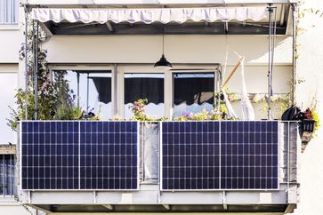 Sonnenkollektoren auf dem Balkon eines Wohnblocks. Haus-Solarmodul. Moderner Solar-Balkon. Balkonkraftwerk