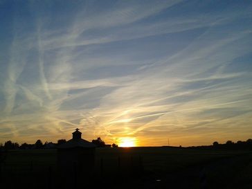 Chemie am Himmel über Bad Nauheim im Herbst 2014 (Symbolbild)