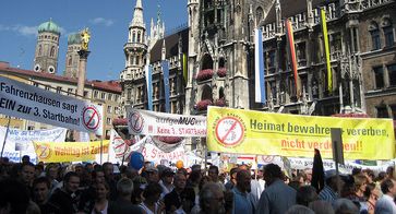 Großdemonstration gegen den Bau der 3. Start und Landebahn am Flughafen München im Jahr 2008. Bild: Alexis Dworsky / wikipedia.org