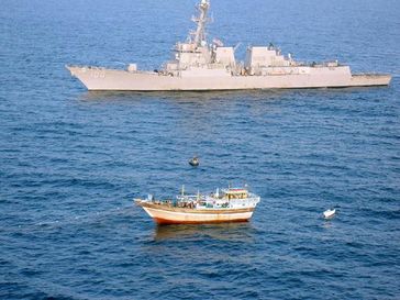 US-Zerstörer "USS Kidd" mit dem bereits vor Wochen von Piraten entführten Fischereischiffes "Al Molai". Bild: U.S. Navy