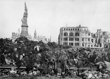 Leichenberg auf dem Dresdner Altmarkt, Februar 1945 nach der Bombardierung durch die Allierten