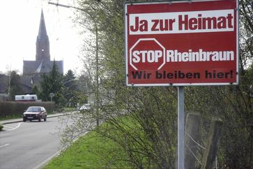 Protestschild am Ortseingang von Holzweiler