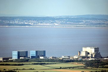 Links die beiden Reaktoren von Hinkley Point A, rechts Hinkley Point B