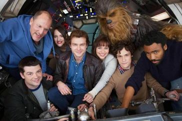 .l.n.r.: Woody Harrelson, Regisseur Christopher Miller, Phoebe Waller-Bridge, Alden Ehrenreich, Emilia Clarke, Regisseur Phil Lord, Joonas Suotamo (als Chewbacca) sowie Donald Glover Bild: The Walt Disney Company Germanyv