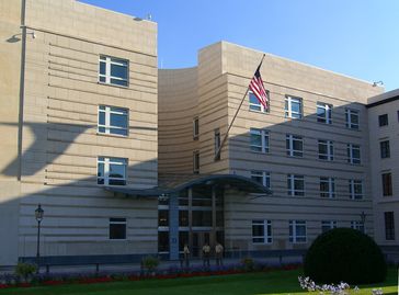 Botschaft der USA am Pariser Platz, rechts angeschnitten das neue Haus Sommer