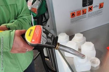 Greenpeace nimmt Proben von Diesel Kraftstoff an einer Tankstelle. Der Anteil von Diesel aus Palmoel als Teil von Agrosprit soll gemessen werden. Sie fuellt Diesel mit einer Zapfpistole in Testbehaelter. Bild: Steffen Giersch/Greenpeace