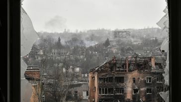 Archivbild: Zerstörte Gebäude in der Stadt Artjomowsk. Bild: Sputnik