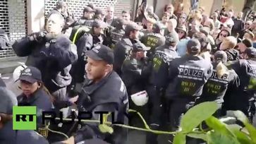 Screenshot aus dem Youtube Video "Stuttgart: Tausende gegen Pegida - Konfrontationen zwischen Polizei und Demonstranten"