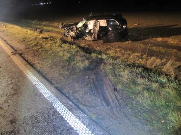 Der komplett zerstörte Jeep im Straßengraben Bild: Polizei