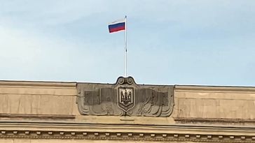 Die russische Flagge über dem Gebäude der Stadtverwaltung von Cherson, 4. April 2022 (Video-Screenshot) Bild: Sputnik