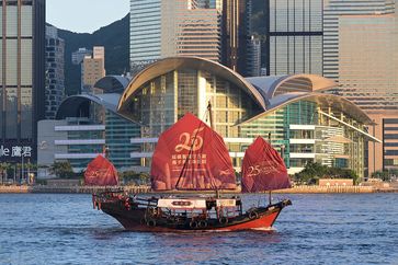 A boat with decorations celebrating the 25th anniversary of Hong Kong's return to the motherland sails through Victoria Harbor in Hong Kong, south China, June 27, 2022. Bild: CFP