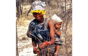 Mutter und Kinder vom Volk der Buschleute sammeln Beeren in Botswanas Central Kalahari Game Reserve. Bild: Philippe Clotuche/Survival