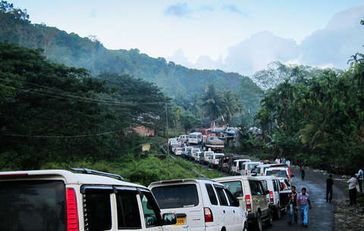 Autos stehen Schlange um in das Jarawa-Reservat, entlang der Andaman Trunk Road, zu fahren. Bild: G Chamberlain/ Survival