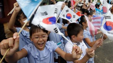 Archivbild: Kinder schwenken Fahnen am 14. August 2011 in Eumseong, Südkorea. Bild: Gettyimages.ru / Chung Sung-Jun