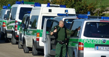 Polizeirazzia bei der Glaubensgemeinschaft „Zwölf Stämme“ im bayrischen Nördlingen. Bild: FOREF Forum für Religionsfreiheit Europa